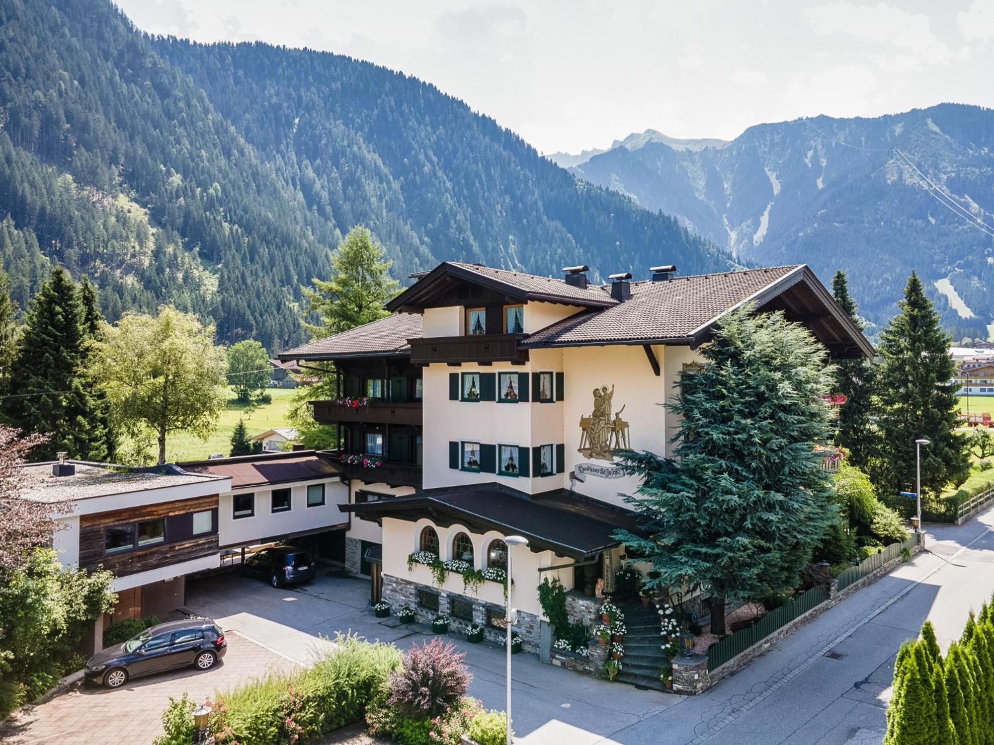 Aparthotel Landhaus St. Joseph Mayrhofen Exterior photo
