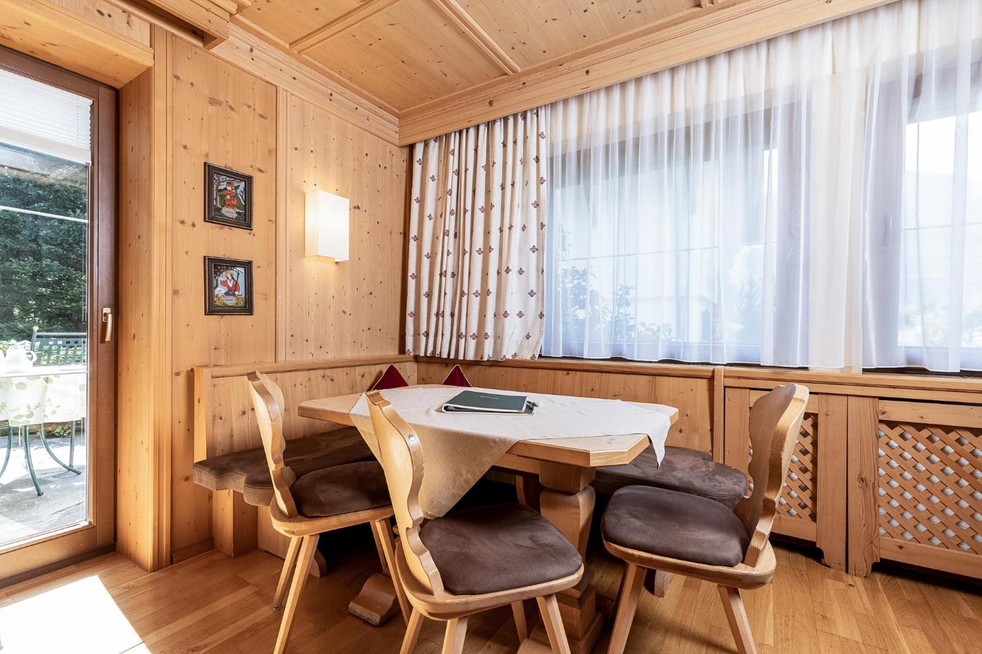 Aparthotel Landhaus St. Joseph Mayrhofen Exterior photo