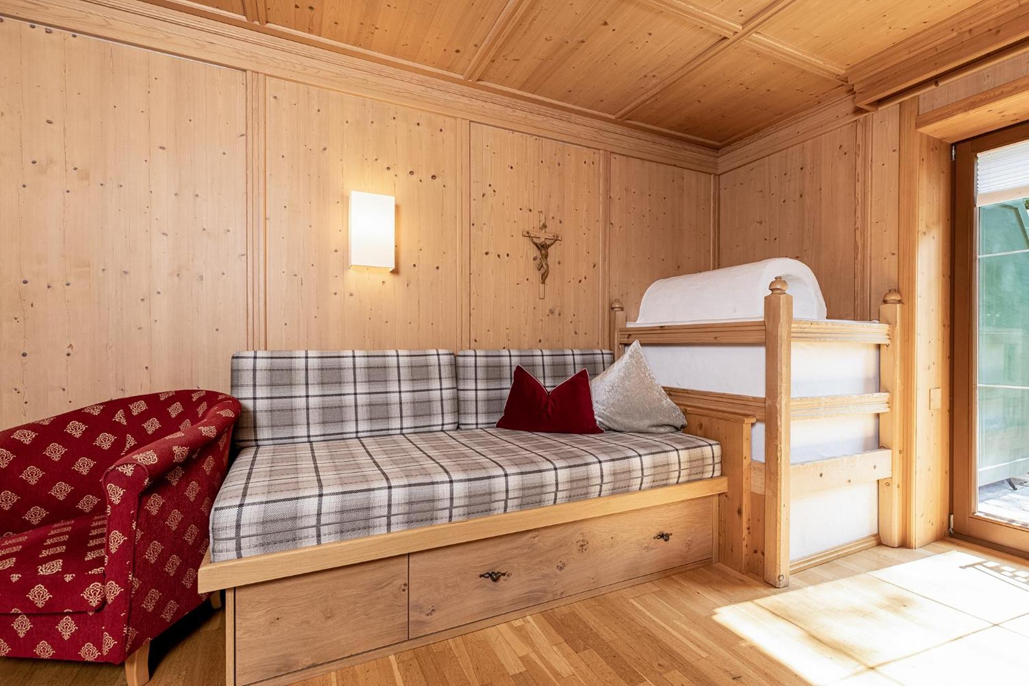 Aparthotel Landhaus St. Joseph Mayrhofen Exterior photo