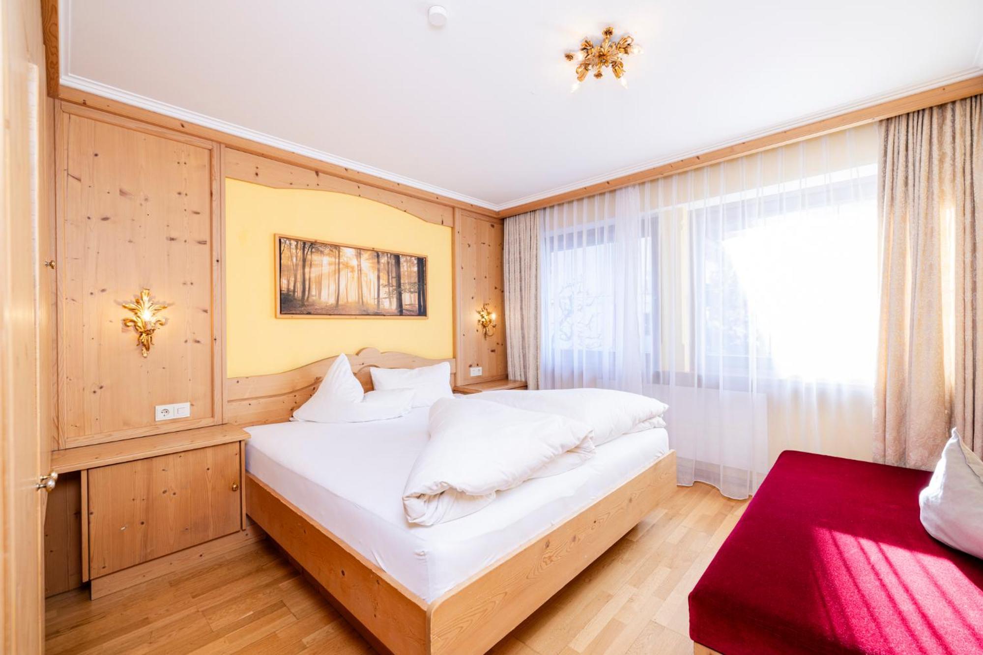 Aparthotel Landhaus St. Joseph Mayrhofen Exterior photo