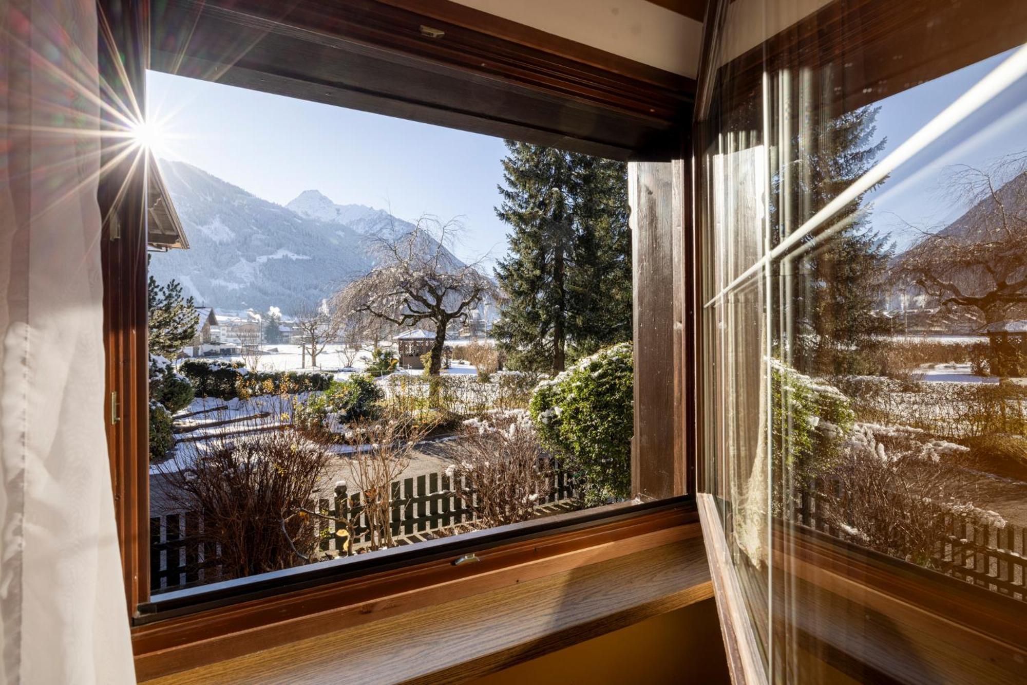 Aparthotel Landhaus St. Joseph Mayrhofen Exterior photo