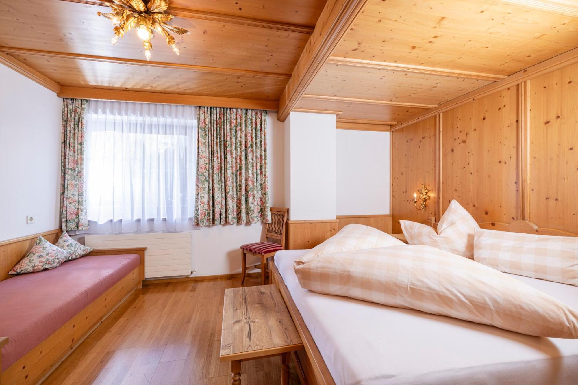 Aparthotel Landhaus St. Joseph Mayrhofen Exterior photo