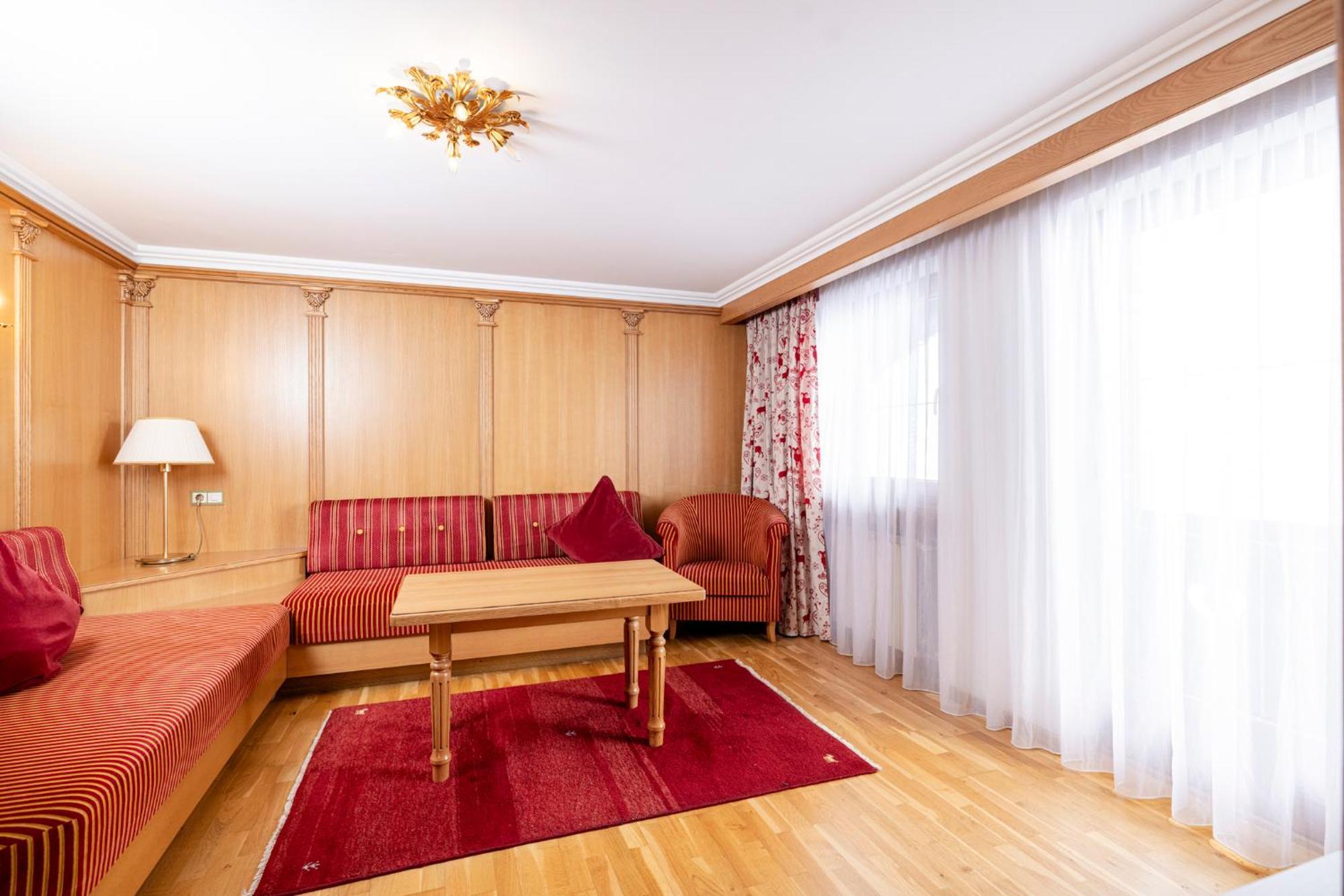 Aparthotel Landhaus St. Joseph Mayrhofen Exterior photo