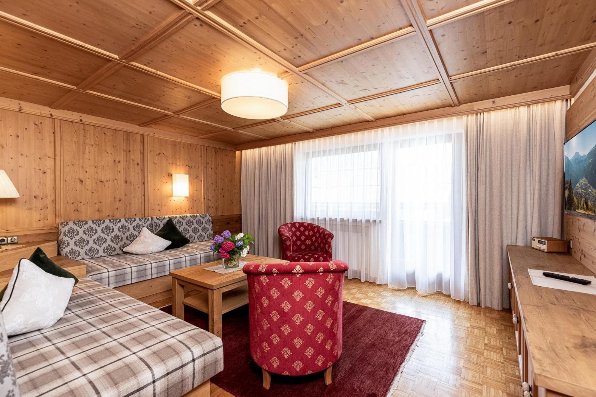Aparthotel Landhaus St. Joseph Mayrhofen Exterior photo