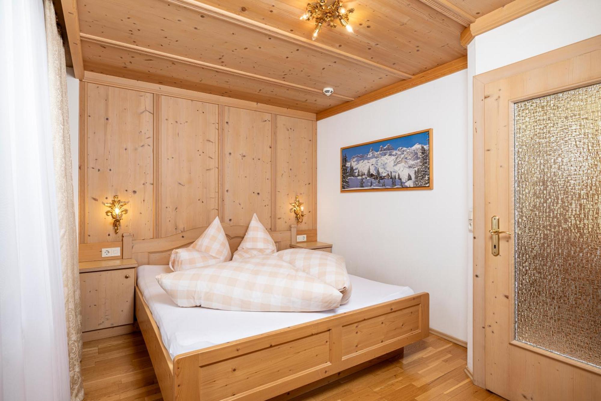 Aparthotel Landhaus St. Joseph Mayrhofen Exterior photo